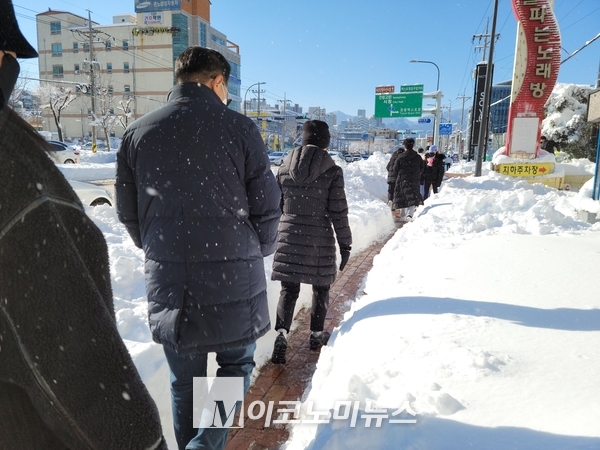 강원 영동지방에 폭설이 내린 25일 속초시 조양동 일대에서 시민들이 허리 높이까지 쌓인 눈을 피해 걷고 있다. / 사진 : 시민제보
