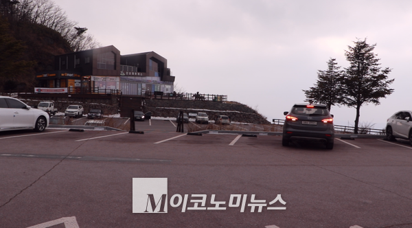 사진 / 차량통제로 한가한 성삼재 주차장 옆에는 마트가 들어서 있었다. 