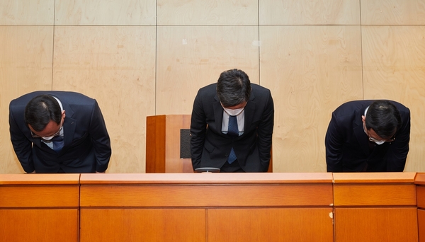 왼쪽부터 하원기 대표이사, 정몽규 회장, 유병규 대표이사 / HDC현대산업개발 제공