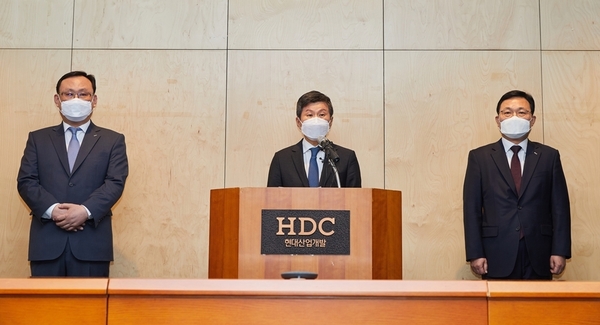 왼쪽부터 하원기 대표이사, 정몽규 회장, 유병규 대표이사 / HDC현대산업개발 제공