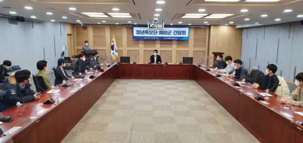 전날(20일) 서울 여의도 국회의원회관에서 열린 청년예비군 간담회에서 전용기 더불어민주당 의원이 발언하고 있다.(출처_더불어민주당)