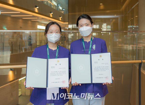 <사진> 이대서울병원 교육전담간호사 조은주, 배성희 (왼쪽부터) 