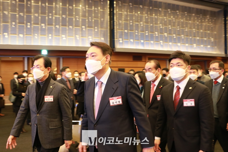 윤석열 국민의힘 대선 후보가 지난 7일 서울 중구 대한상공회의소에서 열린 대선후보 초청 특별강연에 참여하기 위해 회의장을 들어서고 있다. <사진 : M이코노미DB>