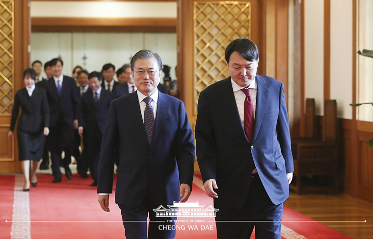 문재인 대통령이 지난 2019년 7월 25일 당시 윤석열 검찰총장에게 임명장을 수여한 뒤 환담장으로 이동하고 있다. / 사진 : 청와대 제공