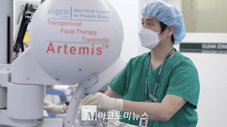 <사진> ‘아르테미스’를 통해 전립선암 진단을 시행하는 이대서울병원 비뇨의학과 안현규 교수.