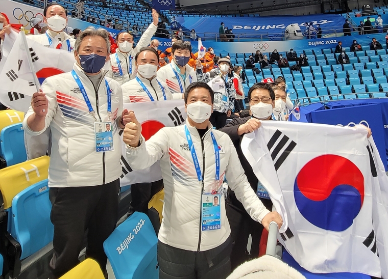 이기흥 대한체육회장(둘째 줄 맨앞), 윤홍근 제너시스BBQ그룹 회장(둘째 줄 앞에서 두번째), 이원성 경기도체육회장(셋째 줄 맨앞) / 대한체육회 제공