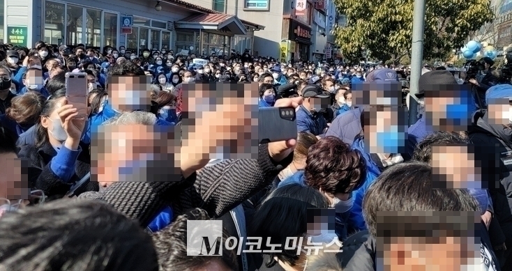 사진/ 2월 18일 목포 평화광장에 모인 목포시민들 