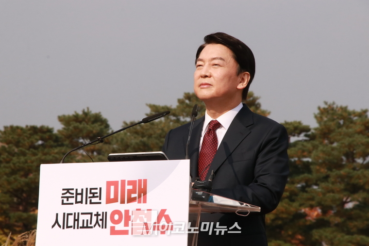 안철수 국민의당 대선후보는 지난해 11월1일 서울 여의도 국회에서 기자회견을 열고 20대 대통령선거 출마를 공식 선언했다. 안 후보는 기자회견 이후 취재진이 '그동안 중도하차를 많이 했다. 이번에는 완주 의사가 확실하게 있느냐'고 묻자 "제가 정권교체 할 것"이라고 단호하게 말했다.