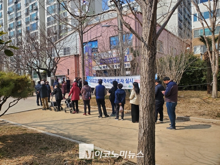 사진/ 김상훈 객원 기자(전남) - 목포시 북항동행정복지센터 앞에 목포시민들이 사전투표를 하기 위해 길게 줄을 서 있다. <br>

