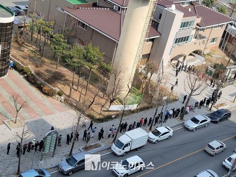 사진/ 광주광역시 서구 금호1동 행정복지센터 앞에 광주시민들이 사전투표를 하기 위해 길게 늘어서 있다. 