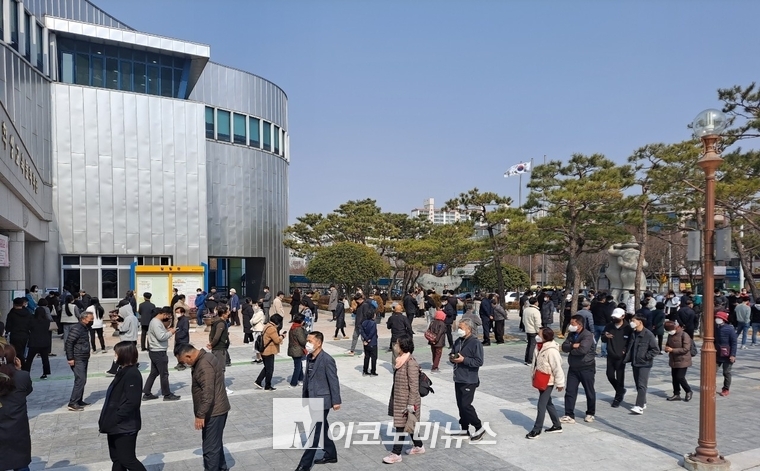 사진/ 윤병선 제공 / 설명 -광주광역시 서구 상무1동 행정복지센터 앞에 사전투표를 하기 위해 나온 시민들이 원을 그리며 길게 늘어서 있다. <br>

