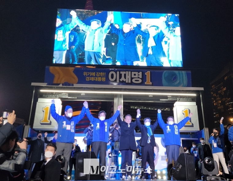 왼쪽부터 송영길 민주당 대표, 이낙연 총괄선대위원장, 이재명 후보, 김동연 새로운물결 대표, 정세균 상임고문
