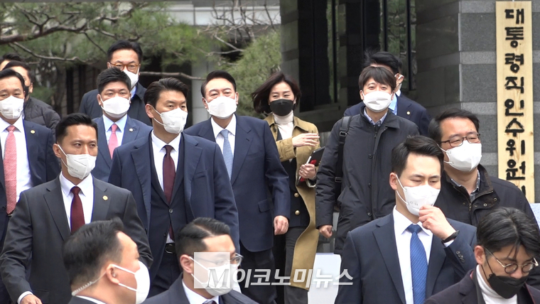 윤석열 대통령 당선인이 첫 인수위원회 전체회의를 마치고 점심식사를 위해 이준석 국민의힘 대표 등 측근들과 이동하고 있다.