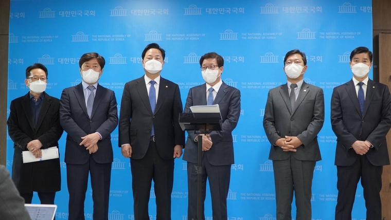 국회에서 열린 경기지사 출마선언식에는 더불어민주당 이해식·김두관·김승원 의원 등이 자리를 함께하기도 했다. / 염 전 시장 측 제공