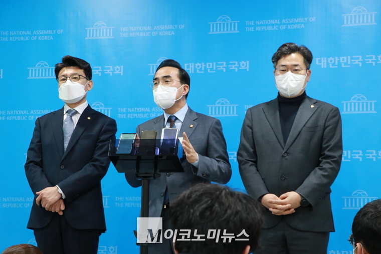 더불어민주당 박홍근 원내대표가 기자들의 질문에 답하고있다. 왼쪽부터 진성준 원내운영수석부대표, 박홍근 원내대표, 박찬대 원내정책수석부대표