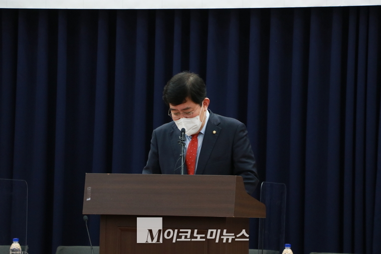사진설명 / 국민의힘 윤창현 의원이 30일 여의도 국회의원관에서 열린 '국내 금융시장 3대 리스크, 새 정부의 대응전략' 토론회에서 발언하고 있다.