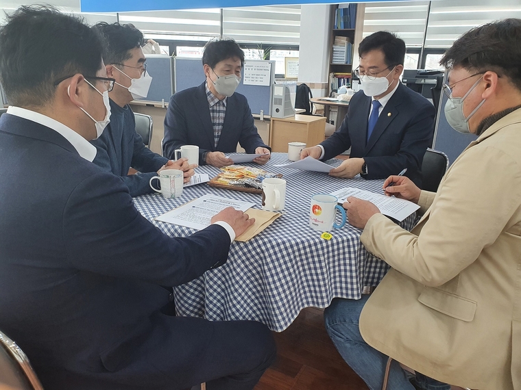 이용빈 의원은 지난 1일 과기정통부의 규제샌드박스 추진과 관련해 대한약사회 정현철 부회장, 광주광역시약사회 관계자들과 간담회를 가졌다. (사진-이용빈 의원실 제공)