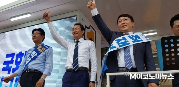 지난 2018년 6월 당시 서울 송파을 국회의원 재보궐 선거에 출마한 최재성 더불어민주당 후보(오른쪽 첫번째)가 연단에 올라 자신에 대한 지지를 호소하고 있다. (사진:M이코노미DB)