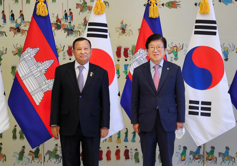 사이 춤 캄보디아 상원의장(왼쪽)과 박병석 국회의장 (사진 : 국회 제공)