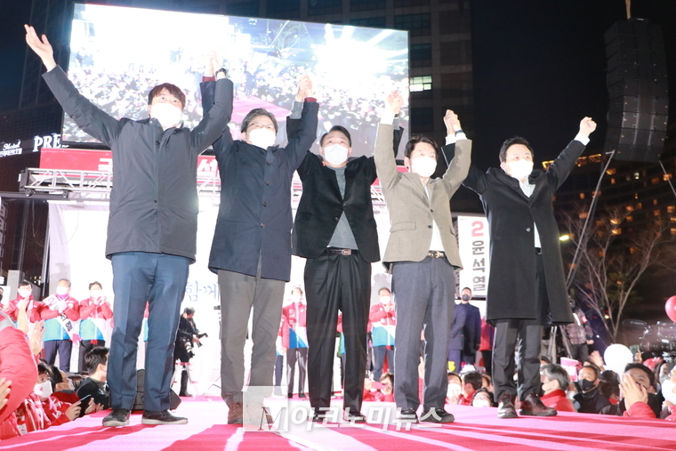 왼쪽부터 국민의힘 이준석 대표, 유승민 전 의원, 윤석열 당선인, 안철수 인수위원장, 원희룡 전 제주지사 (사진 : M이코노미DB)