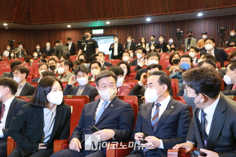 11일 우크라이나 젤렌스키 대통령과의 화상회의에 참석한 더불어민주당 윤호중 비상대책위원장(왼쪽 2번째)(사진:M이코노미DB