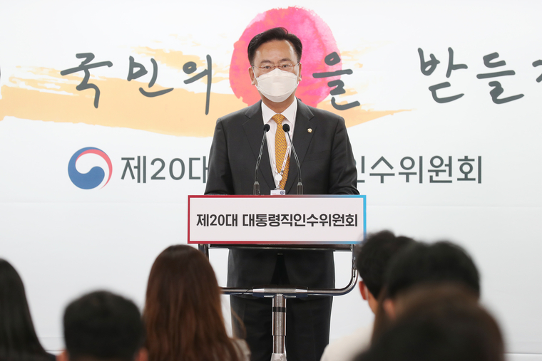 유상범 정무사법행정부과 인수위원이 13일 검수완박 관련 브리핑을 하고 있다. <사진:제 20대 대통령인수위원회 제공>