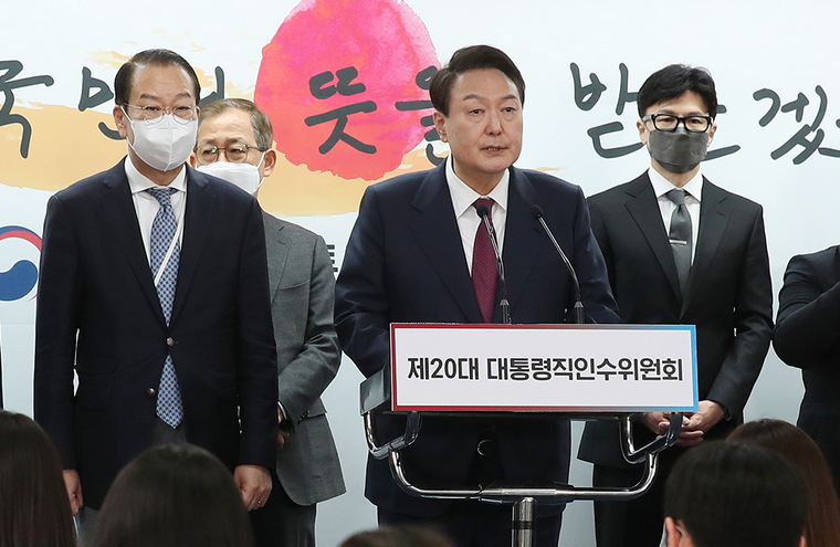 윤석열 대통령 당선인이 13일 국무위원 후보 및 대통령 비서실장 인선 발표를 하고 있다. 왼쪽부터 권영세 외교부 장관 후보, 김인철 사회부총리 겸 교육부 장관 후보, 윤석열 대통령 당선인, 한동훈 법무부 장관 후보 <사진 제공:제20대 대통령직인수위원회>