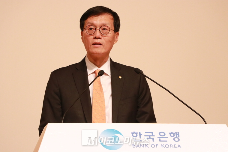 이창용 신임 한국은행 총재가 서울시 중구에서 열린 취임식에서 취임사를 발표하고있다.