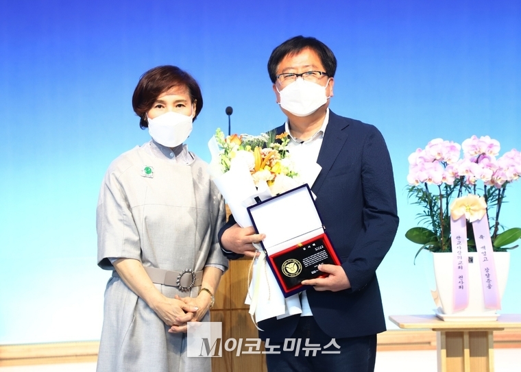 사진/(왼쪽) 백성신 백영고등학교 이사장 (오른쪽) 조광희 경기도의원 