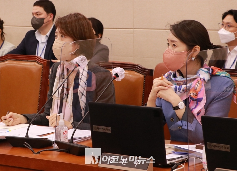왼쪽부터 더불어민주당 고민정, 강선우 의원