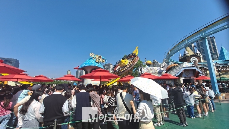 5월5일 어린이날을 맞은 시민들이 서울 송파구에 위치한 롯데월드를 찾아 놀이기구를 타기위해 줄을 서고 있다.