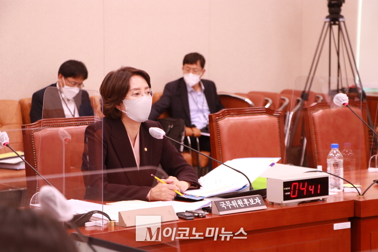 이영 중소벤처기업부 장관 후보자가 국회 인사청문회에서 질문을 받고있다.