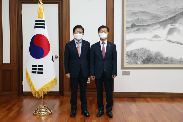 왼쪽부터 박병석 국회의장, 이정식 고용노동부 장관 <사진 : 국회 제공>