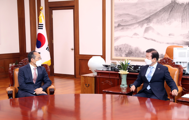 왼쪽부터 추경호 경제부총리 겸 기획재정부 장관, 박병석 국회의장 <사진 : 국회 제공>