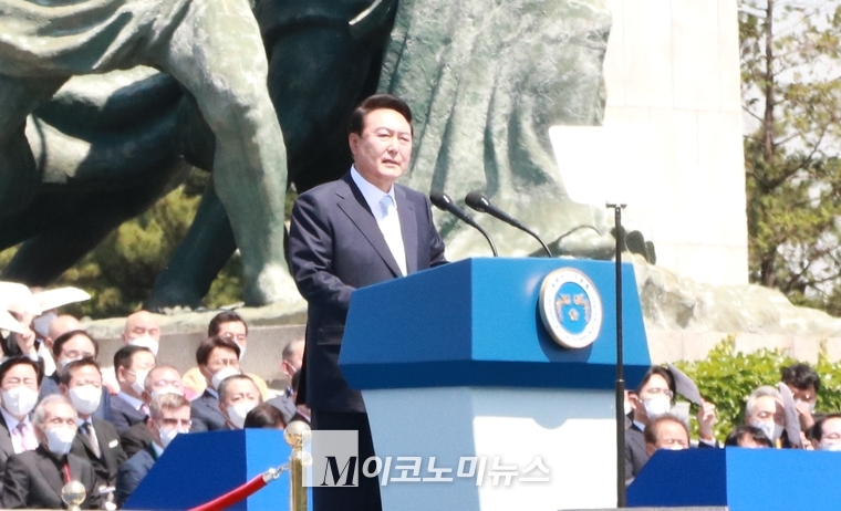 윤석열 대통령이 지난 10일 오전 서울 여의도 국회에서 열린 제20대 대통령 취임식에서 취임사를 하고 있다.