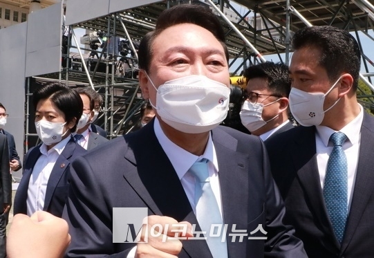 윤석열 대통령이 10일 오전 서울 여의도 국회에서 열린 제20대 대통령 취임식을 마친 뒤 무대에서 내려와 국회 정문까지 약 180미터 가량을 걸어서 이동하면서 시민들과 주먹 인사를 하고 있다. <사진 : m이코노미db>