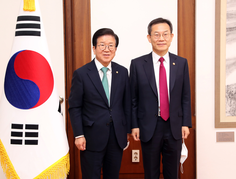 왼쪽부터 박병석 국회의장, 이종호 신임 과학기술정보통신부 장관 / 사진 : 국회 제공
