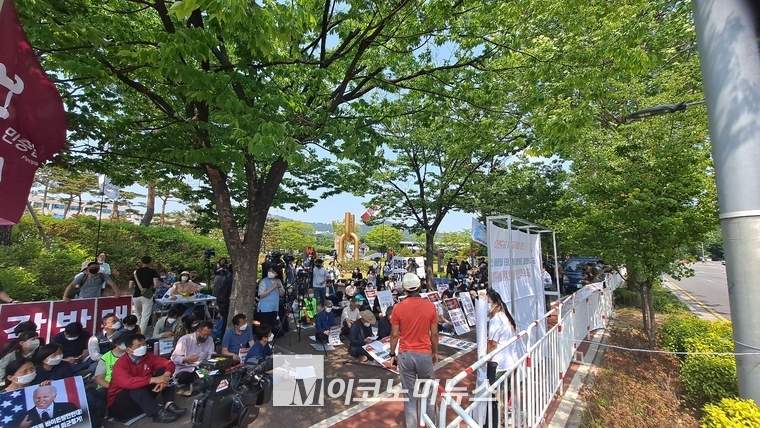 용산 대통령 집무실 앞, 민중민중당과 민주주의자주통일대학생협의회 등 여러 반미단체가 모여 함께 시위하고있다.