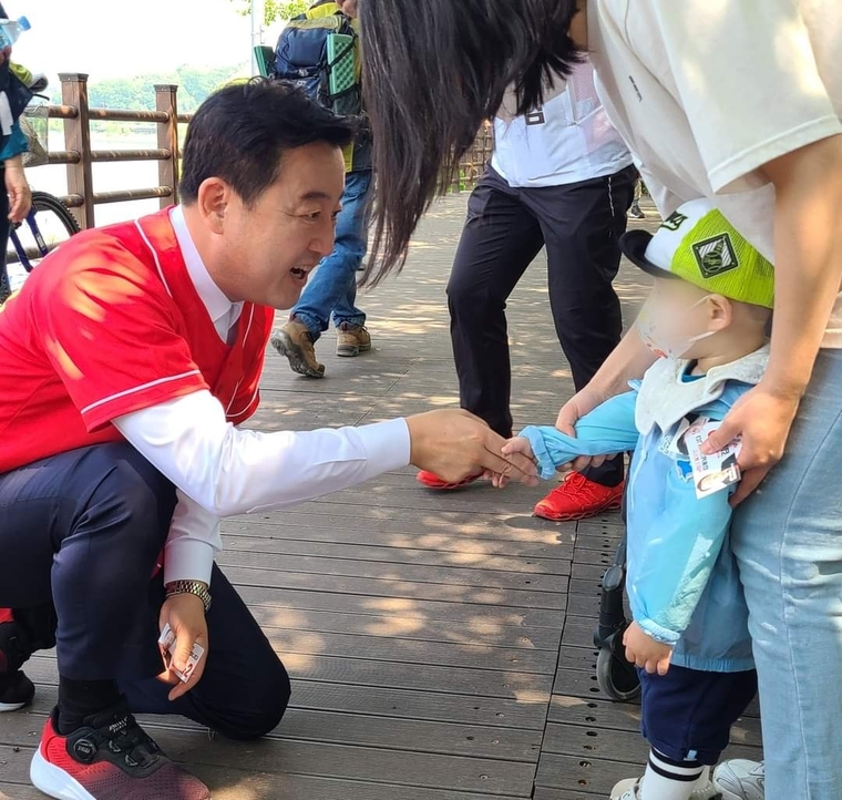  사진: 시민들과 인사 나누고 있는 김용남 후보/ 김용남 후보 선거사무소 제공