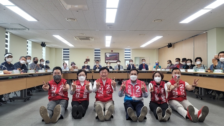 (사진제공/국민의힘 김동근 의정부시장 후보 선거사무소. 대한노인회 의정부시지회를 방문한 김동근후보가 지회장들과 간담회를 갖고 화이팅을 하고 있는 모습)