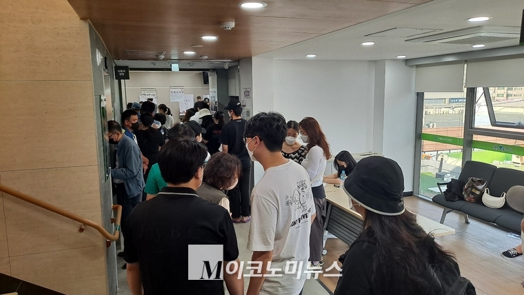 28일 오후 사전투표를 위해 모인 사람들이 줄을 서고 있다. (사진:최종대 기자)