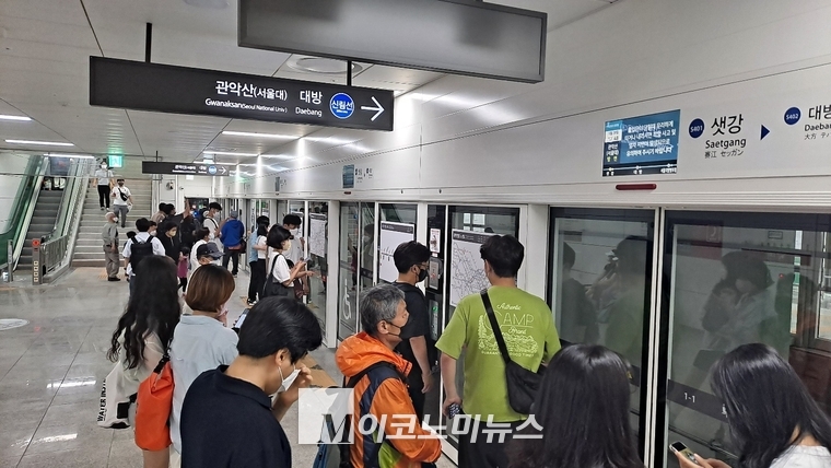 도시철도 신림선 개통 첫날인 28일, 열차를 이용하기 위해 열차의 종착역인 샛강역에 사람들이 모여있다.