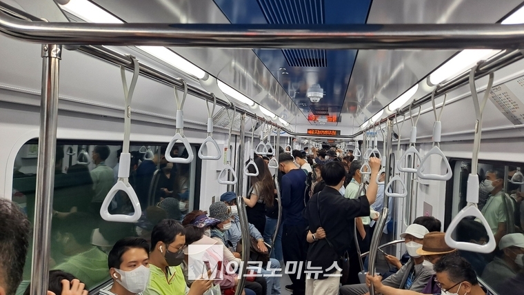 28일 신림선을 이용하고 있는 시민들