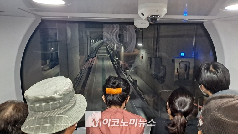 무인으로 운행하는 신림선의 열차 특성상 사람들이 열차의 이동 모습을 볼 수 있다.
