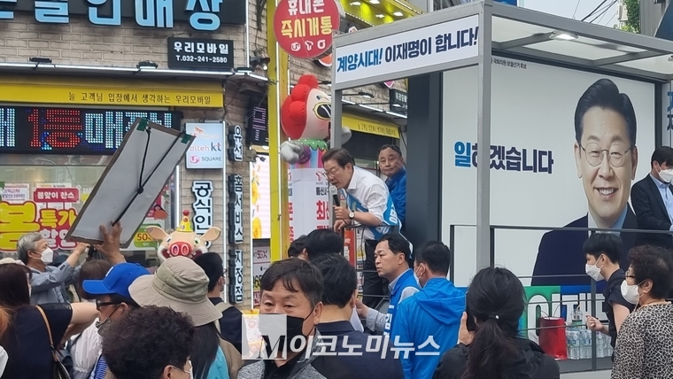 인천 계양구민들의 정책제안을 듣고 즉석 답변하는 이재명 총괄선대위원장