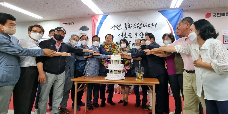 이권재 오산시장 당선인이 오산시민 및 지지자들과 12년 만의 오산시 정권교체의 기쁨을 함께 나누고 있다. 사진제공/국민의힘 이권재 오산시장 당선인 선거사무소