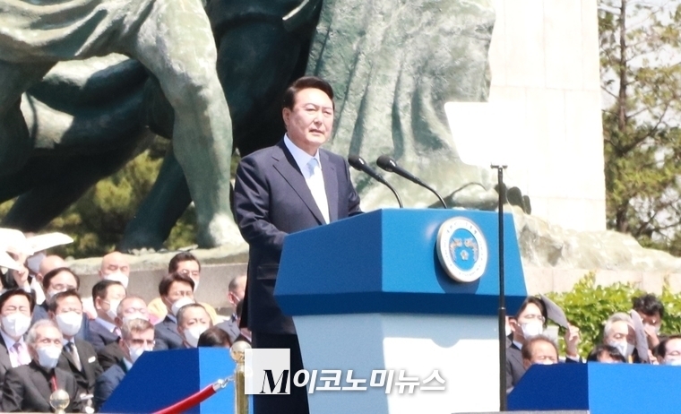 윤석열 대통령이 지난달 10일 오전 서울 여의도 국회에서 열린 제20대 대통령 취임식에서 취임사를 하고 있다.