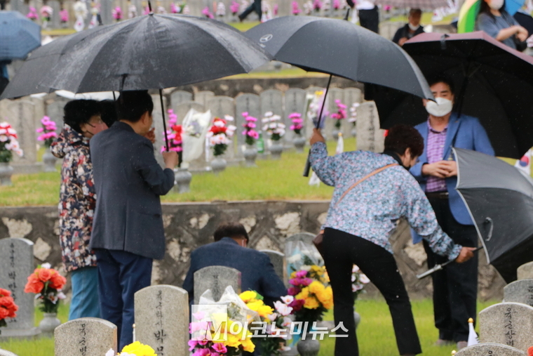 현충일을 맞아 현충원에 방문한 유족들