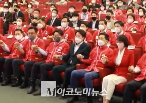 국민의힘 의원 및 당직자들이 지난 1일 서울 여의도 국회도서관에 마련된 ‘국민의힘 제8회 지방선거 개표상황실’에서 출구조사 결과 발표를 기다리고 있다. (앞줄 왼쪽 두번째) 정진석 국회부의장, (앞줄 왼쪽 네번째) 이준석 대표. <사진 : M이코노미TV 화면 캡쳐>