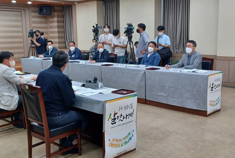추경호 경제부총리(우측3번째), 김인중 농식품부 차관(우측2번째), 김형목 유통이사(우측1번째) / aT 제공